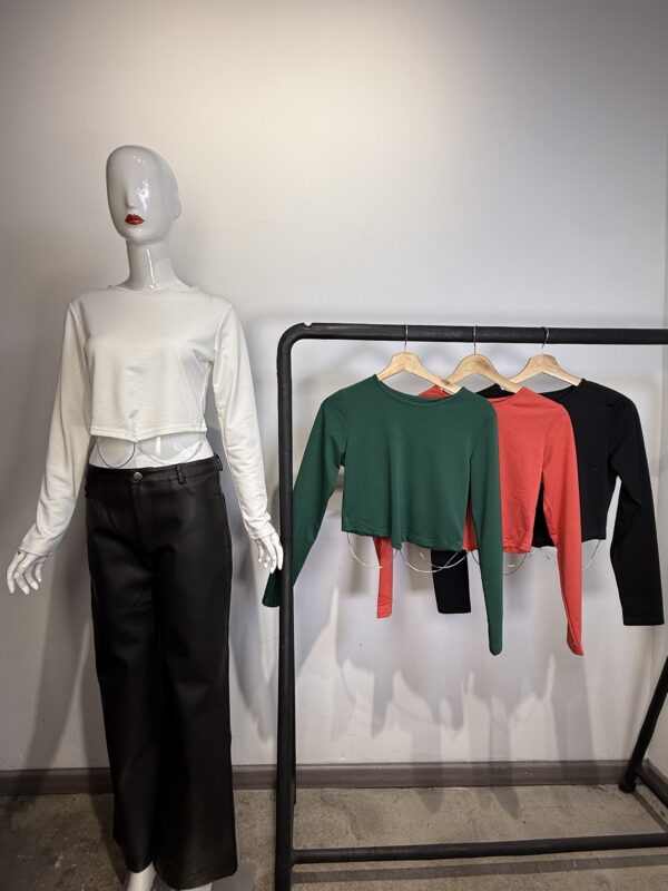 Polera Crop Top Manga Larga Esencial