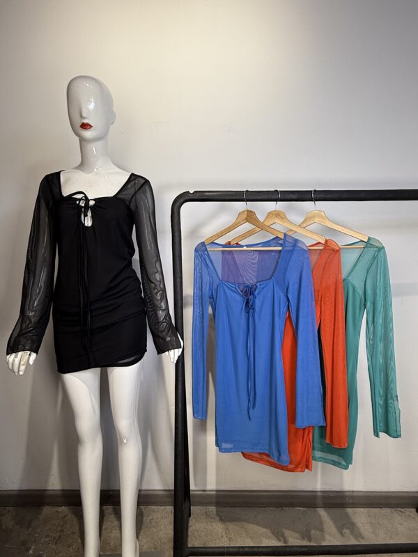 Vestido Corto de Malla Transparente con Escote Ajustable