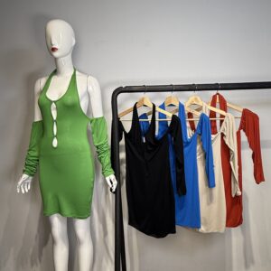 Vestido Corto Ajustado con Escote Halter y Mangas Off-Shoulder