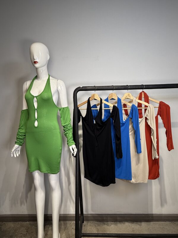 Vestido Corto Ajustado con Escote Halter y Mangas Off-Shoulder