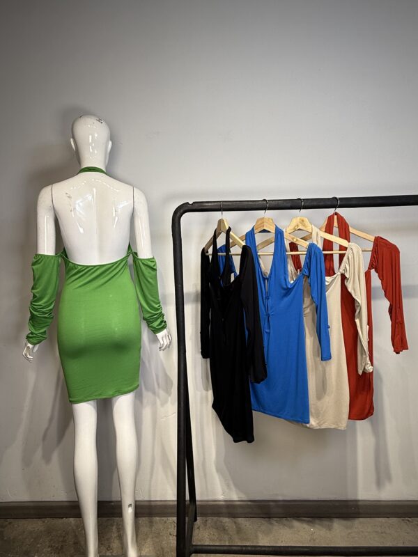 Vestido Corto Ajustado con Escote Halter y Mangas Off-Shoulder
