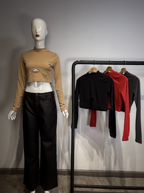 Crop Top Acanalado con Cut-Out Underbust y Cuello Alto