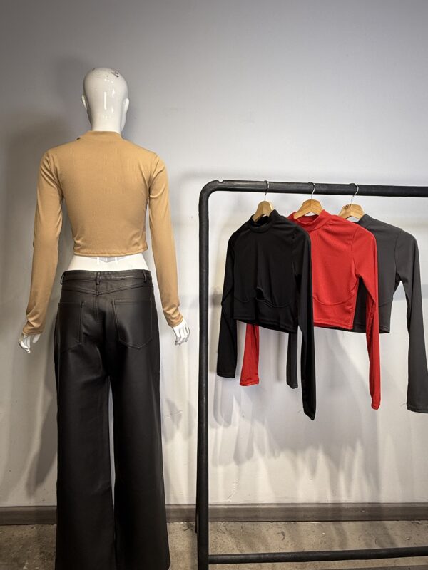 Crop Top Acanalado con Cut-Out Underbust y Cuello Alto